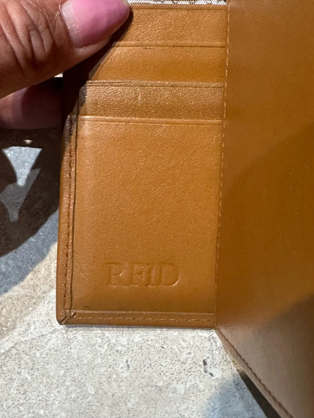 AG Wallets Men's Genuine Leather Wallet - RFID Protection